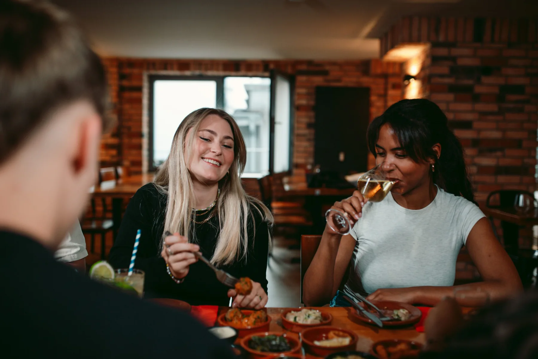 Gäste genießen Tapas und Wein bei Tapas & More Dortmund